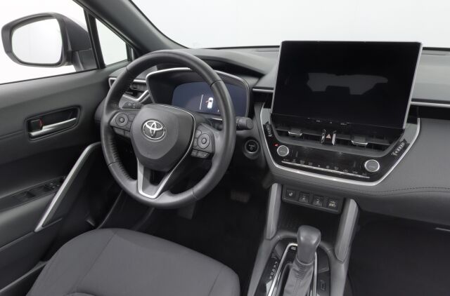 Toyota Corolla Cross 2023 2.0 Hybrid Active / Tehdastakuu / 1-Om. Suomiauto / ALV / Adapt. vakkari / P-Kamera / Navi / Ratinlämmitin / LEDit