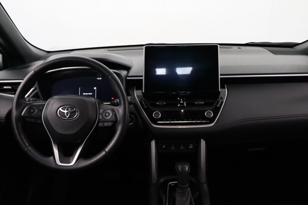 Toyota Corolla Cross 2023 2.0 Hybrid Active / Tehdastakuu / 1-Om. Suomiauto / ALV / Adapt. vakkari / P-Kamera / Navi / Ratinlämmitin / LEDit