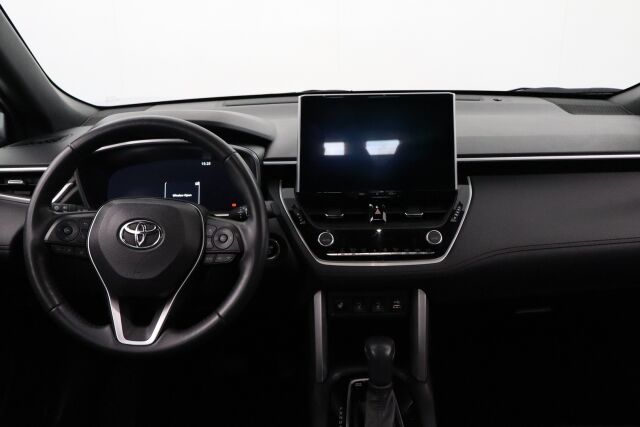 Toyota Corolla Cross 2023 2.0 Hybrid Active / Tehdastakuu / 1-Om. Suomiauto / ALV / Adapt. vakkari / P-Kamera / Navi / Ratinlämmitin / LEDit