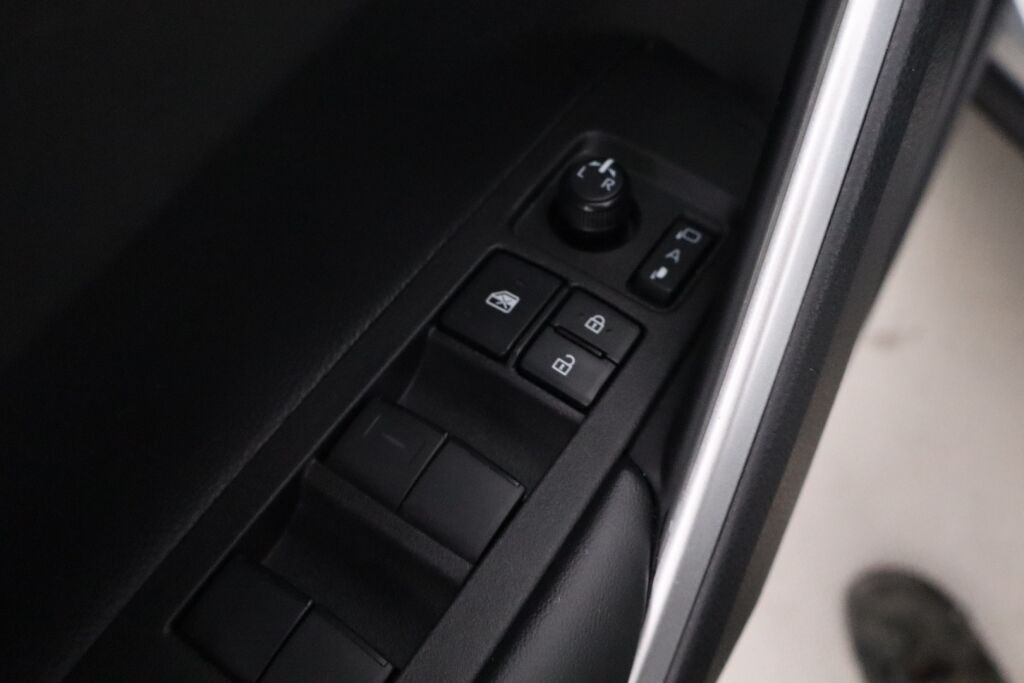 Toyota Corolla Cross 2023 2.0 Hybrid Active / Tehdastakuu / 1-Om. Suomiauto / ALV / Adapt. vakkari / P-Kamera / Navi / Ratinlämmitin / LEDit