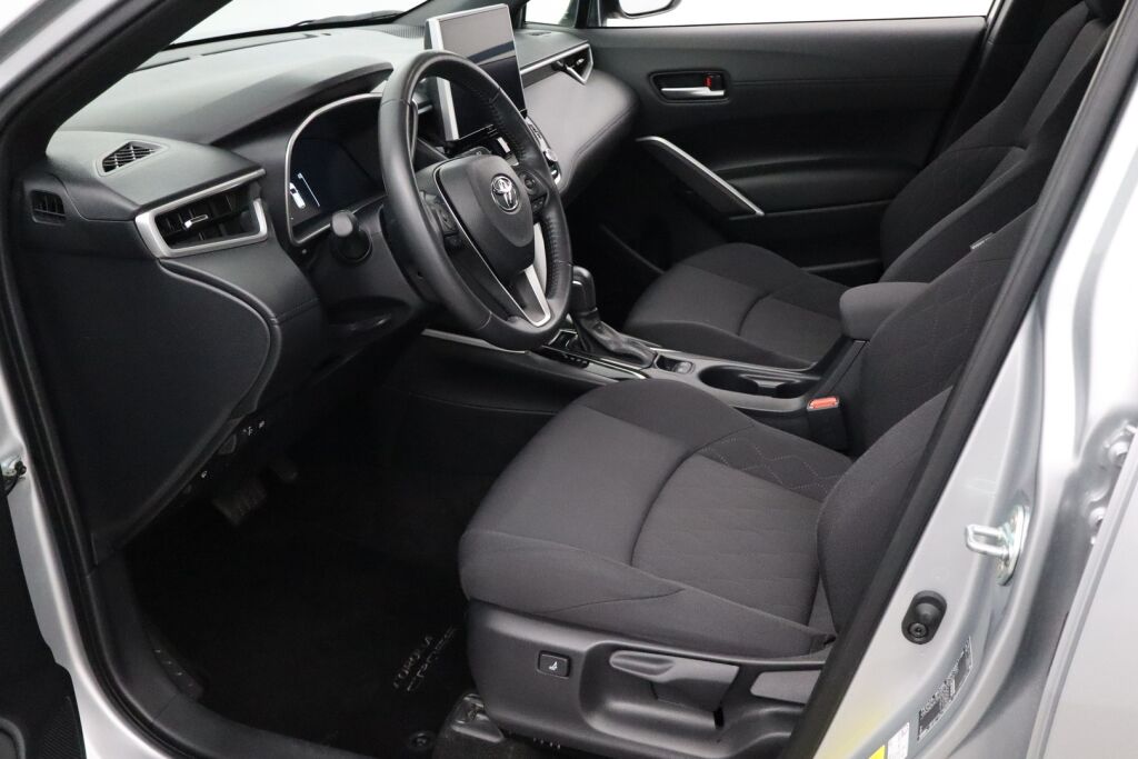 Toyota Corolla Cross 2023 2.0 Hybrid Active / Tehdastakuu / 1-Om. Suomiauto / ALV / Adapt. vakkari / P-Kamera / Navi / Ratinlämmitin / LEDit