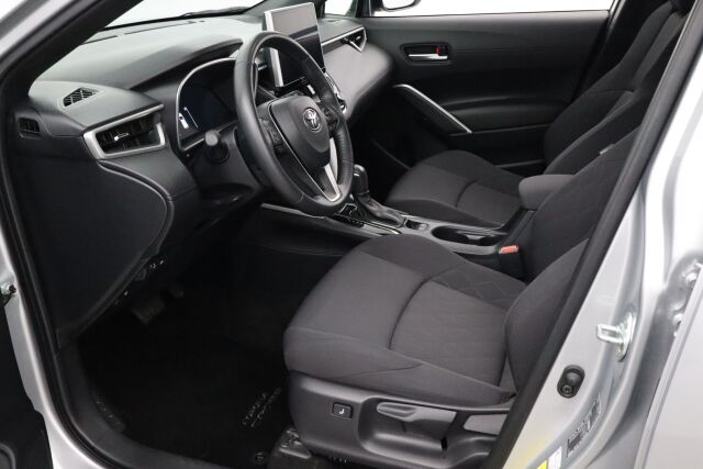 Toyota Corolla Cross 2023 2.0 Hybrid Active / Tehdastakuu / 1-Om. Suomiauto / ALV / Adapt. vakkari / P-Kamera / Navi / Ratinlämmitin / LEDit