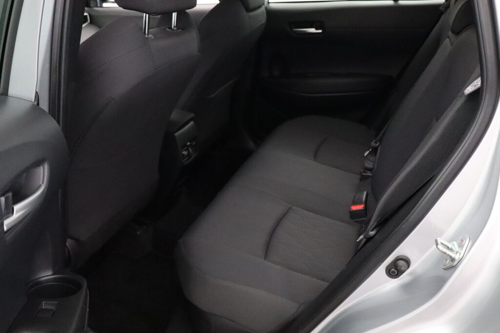 Toyota Corolla Cross 2023 2.0 Hybrid Active / Tehdastakuu / 1-Om. Suomiauto / ALV / Adapt. vakkari / P-Kamera / Navi / Ratinlämmitin / LEDit