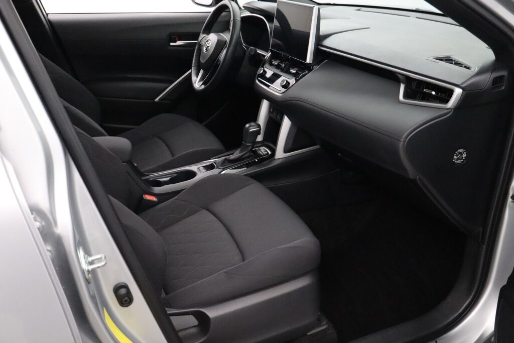 Toyota Corolla Cross 2023 2.0 Hybrid Active / Tehdastakuu / 1-Om. Suomiauto / ALV / Adapt. vakkari / P-Kamera / Navi / Ratinlämmitin / LEDit