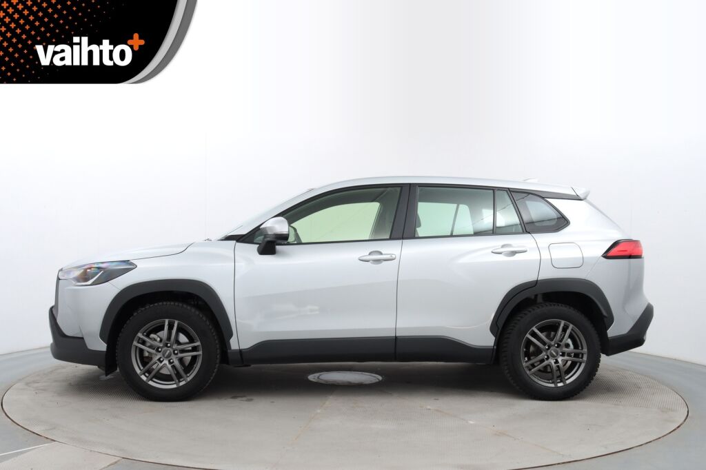 Toyota Corolla Cross 2023 2.0 Hybrid Active / Tehdastakuu / 1-Om. Suomiauto / ALV / Adapt. vakkari / P-Kamera / Navi / Ratinlämmitin / LEDit