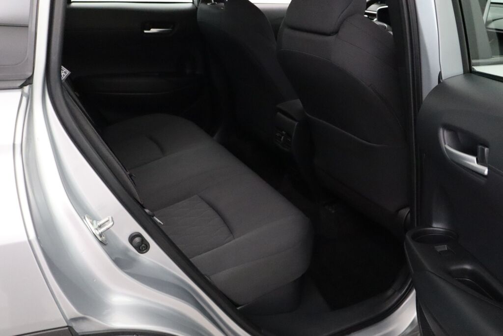 Toyota Corolla Cross 2023 2.0 Hybrid Active / Tehdastakuu / 1-Om. Suomiauto / ALV / Adapt. vakkari / P-Kamera / Navi / Ratinlämmitin / LEDit