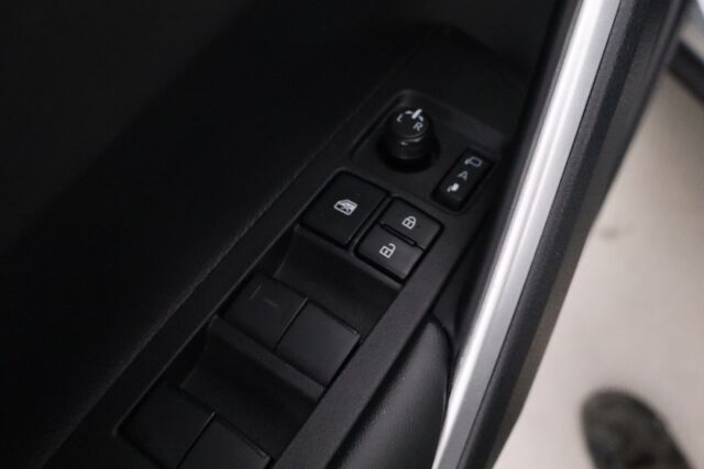 Toyota Corolla Cross 2023 2.0 Hybrid Active / Tehdastakuu / 1-Om. Suomiauto / ALV / Adapt. vakkari / P-Kamera / Navi / Ratinlämmitin / LEDit