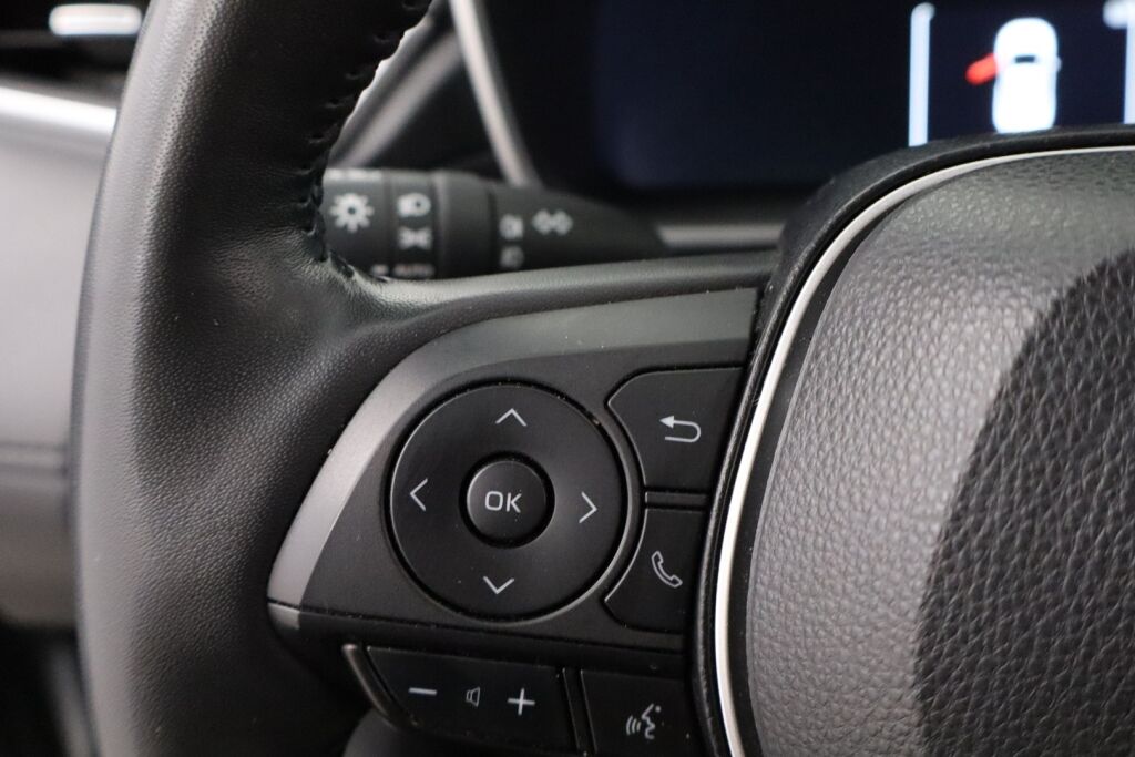 Toyota Corolla Cross 2023 2.0 Hybrid Active / Tehdastakuu / 1-Om. Suomiauto / ALV / Adapt. vakkari / P-Kamera / Navi / Ratinlämmitin / LEDit