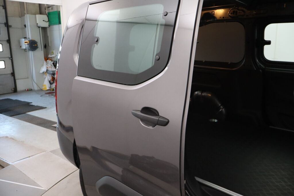 Toyota Proace CITY 2023 Active L2 1,5D 130 Automaatti 5ov 2510 / ALV / Tehdastakuu / Suomiauto / Webasto / Vakkari / Lämpölasi / Metalliväri
