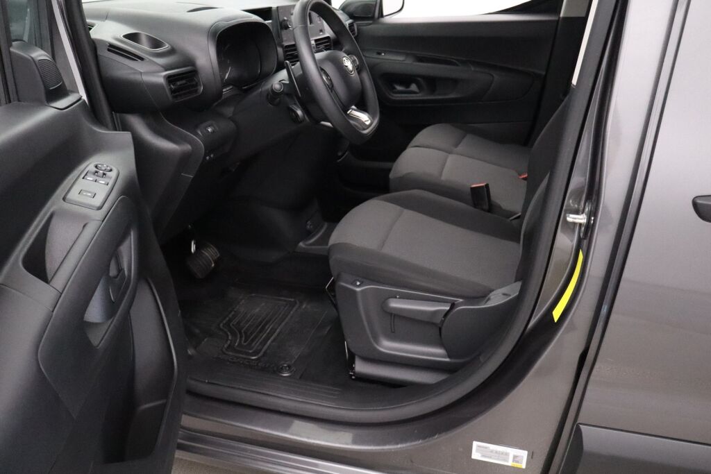 Toyota Proace CITY 2023 Active L2 1,5D 130 Automaatti 5ov 2510 / ALV / Tehdastakuu / Suomiauto / Webasto / Vakkari / Lämpölasi / Metalliväri
