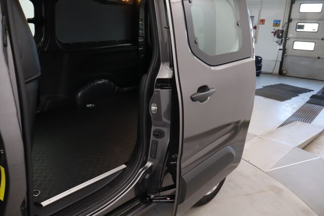 Toyota Proace CITY 2023 Active L2 1,5D 130 Automaatti 5ov 2510 / ALV / Tehdastakuu / Suomiauto / Webasto / Vakkari / Lämpölasi / Metalliväri