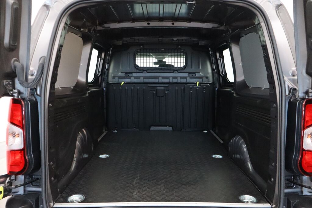Toyota Proace CITY 2023 Active L2 1,5D 130 Automaatti 5ov 2510 / ALV / Tehdastakuu / Suomiauto / Webasto / Vakkari / Lämpölasi / Metalliväri