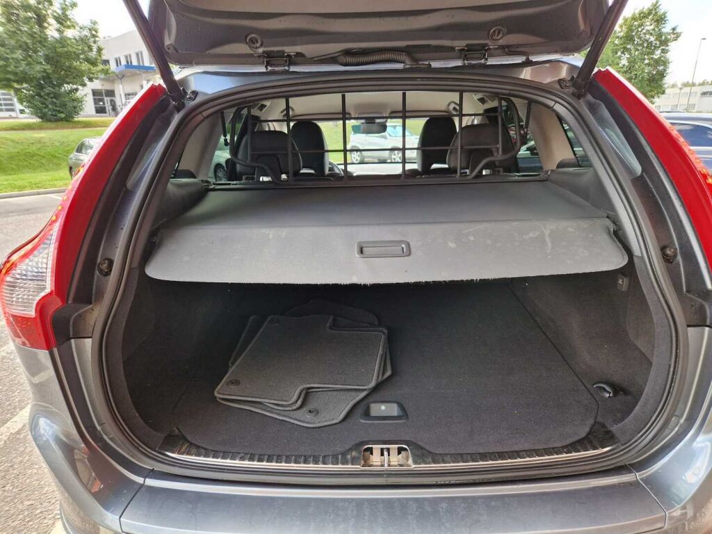 Volvo XC60 2017 D4 Business Classic Summum aut / Webasto / Merkkihuolto historia / Koukku / Nahkasisusta / Keyless Go