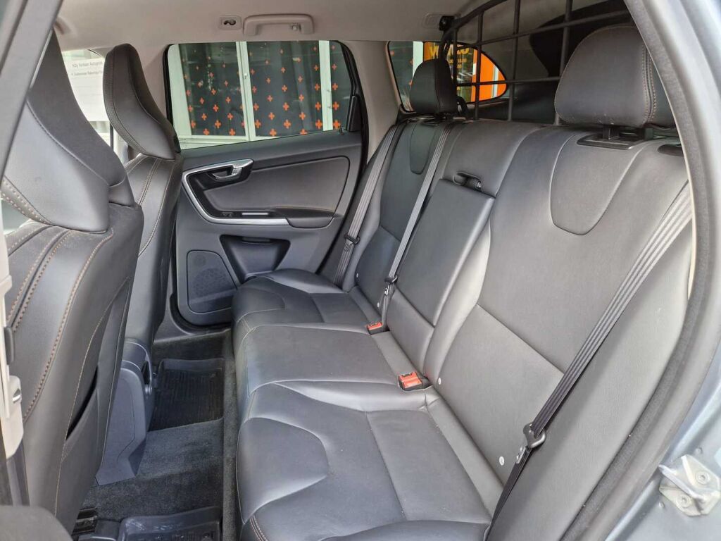 Volvo XC60 2017 D4 Business Classic Summum aut / Webasto / Merkkihuolto historia / Koukku / Nahkasisusta / Keyless Go
