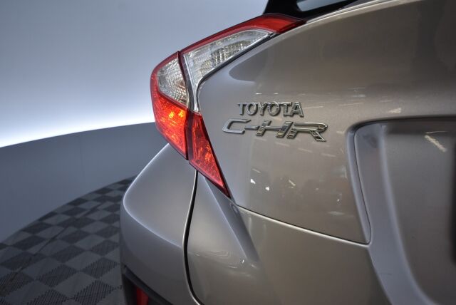 Toyota C-HR 2017 1,8 Hybrid Active / Kamera / Lohkolämmitin / Huollettu 40tkm / Vähän ajettu / Kaistavahti