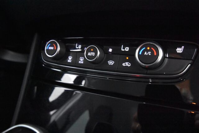 Opel Grandland X 2019 Comfort 130 Turbo A/T / Liikennemerkkien tunnistus / Kaistavahti / Jakopää tehty 2023 / Uusi tuulilasi
