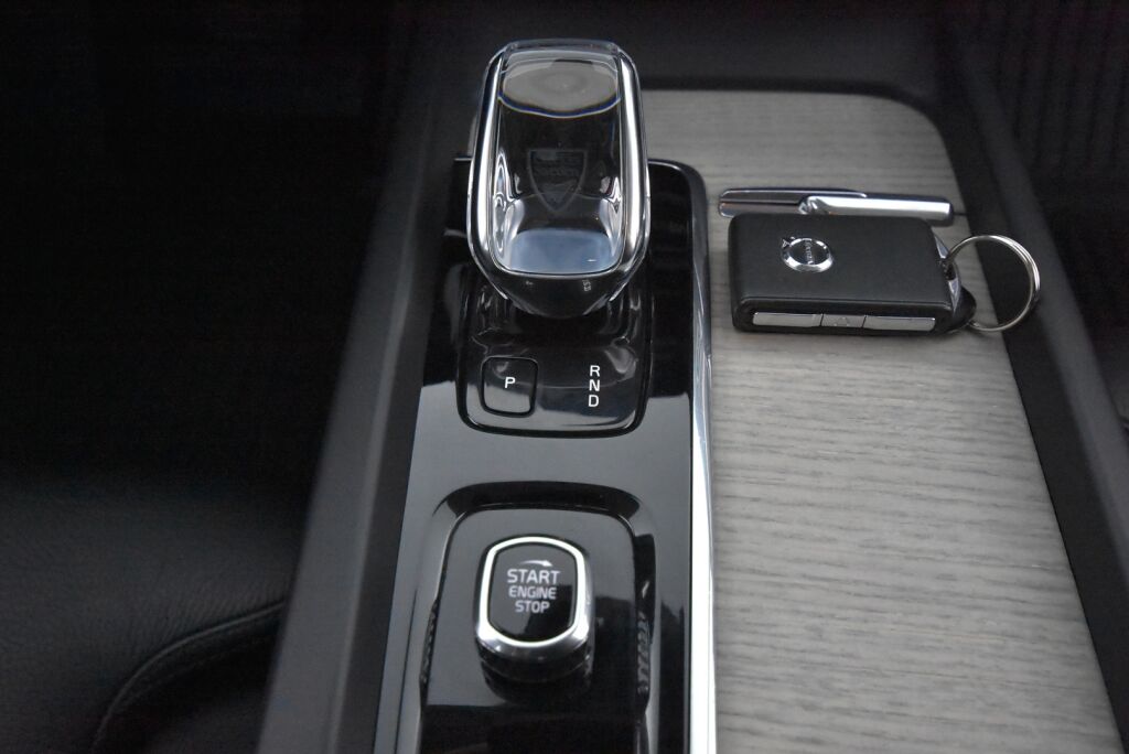 Volvo XC60 2022 B4 AWD D-MHEV Business Inscription Edition aut / Polttoainetoiminen lisälämmitin / Vetokoukku / Led-ajovalot