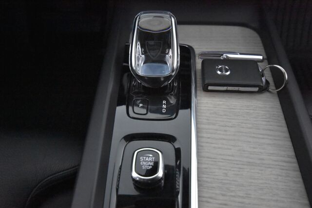 Volvo XC60 2022 B4 AWD D-MHEV Business Inscription Edition aut / Polttoainetoiminen lisälämmitin / Vetokoukku / Led-ajovalot