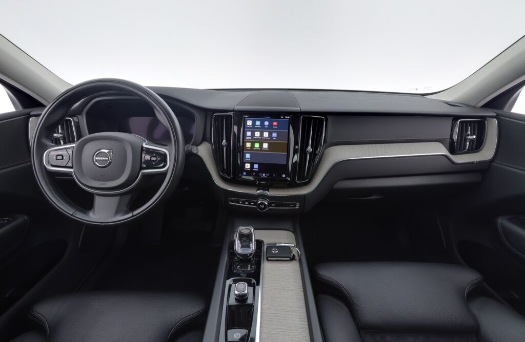 Volvo XC60 2022 B4 AWD D-MHEV Business Inscription Edition aut / Polttoainetoiminen lisälämmitin / Vetokoukku / Led-ajovalot