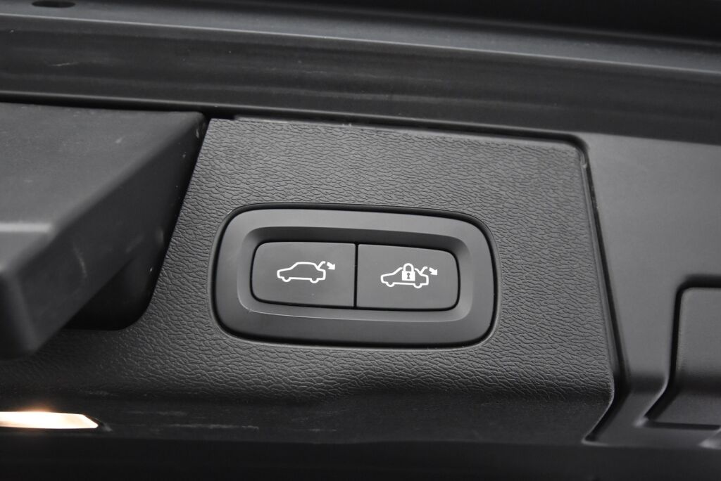 Volvo XC60 2022 B4 AWD D-MHEV Business Inscription Edition aut / Polttoainetoiminen lisälämmitin / Vetokoukku / Led-ajovalot