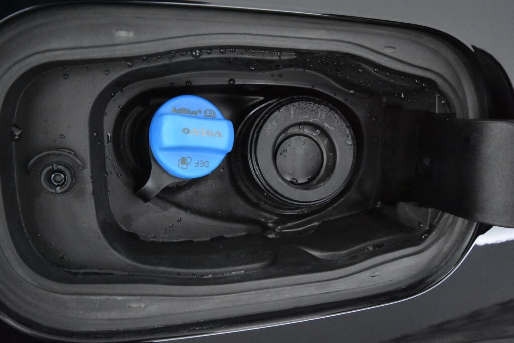 Volvo XC60 2022 B4 AWD D-MHEV Business Inscription Edition aut / Polttoainetoiminen lisälämmitin / Vetokoukku / Led-ajovalot
