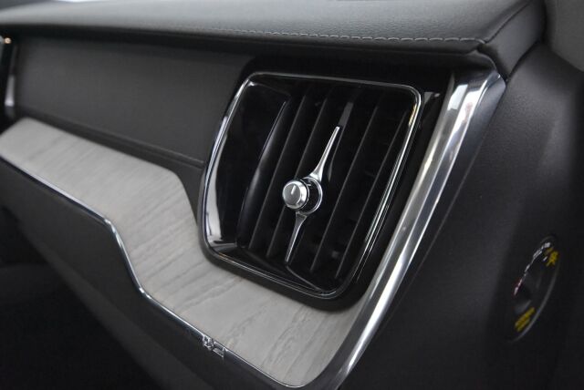 Volvo XC60 2022 B4 AWD D-MHEV Business Inscription Edition aut / Polttoainetoiminen lisälämmitin / Vetokoukku / Led-ajovalot