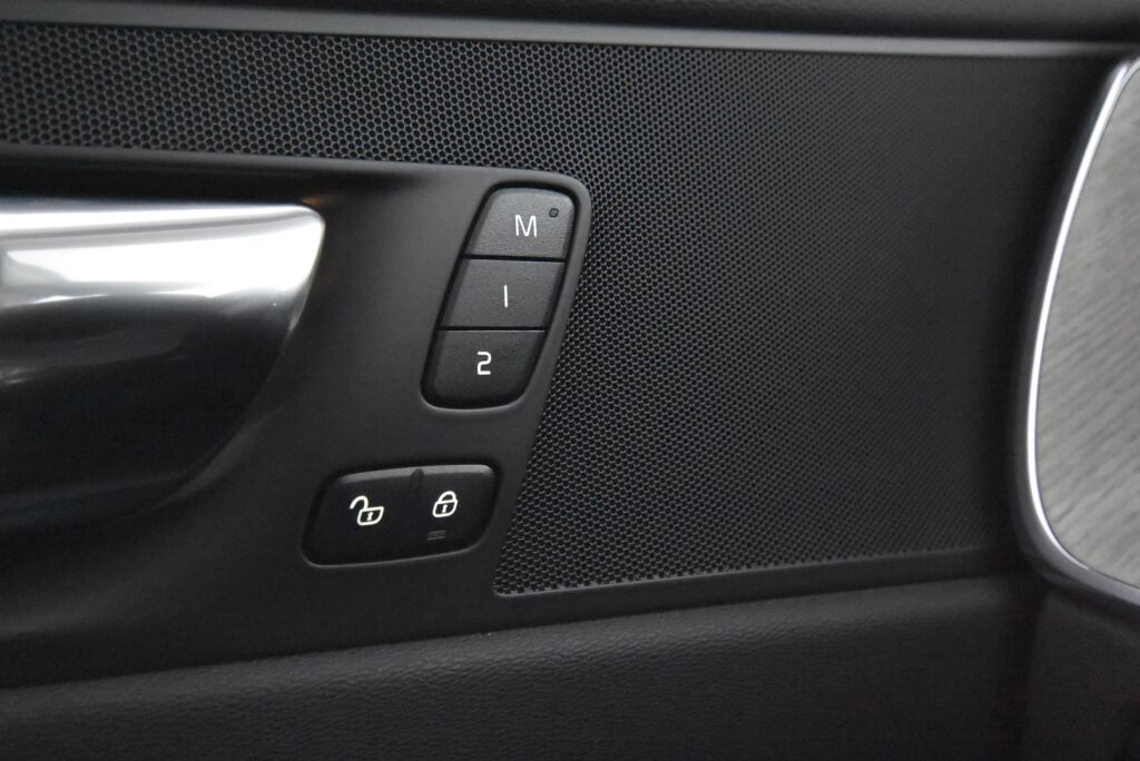 Volvo XC60 2022 B4 AWD D-MHEV Business Inscription Edition aut / Polttoainetoiminen lisälämmitin / Vetokoukku / Led-ajovalot