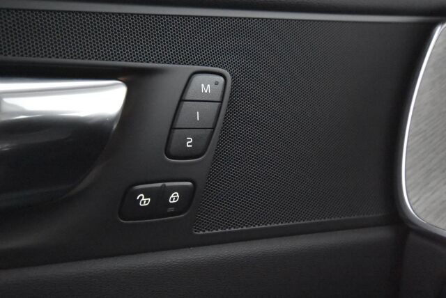 Volvo XC60 2022 B4 AWD D-MHEV Business Inscription Edition aut / Polttoainetoiminen lisälämmitin / Vetokoukku / Led-ajovalot
