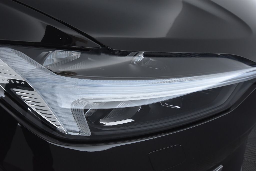 Volvo XC60 2022 B4 AWD D-MHEV Business Inscription Edition aut / Polttoainetoiminen lisälämmitin / Vetokoukku / Led-ajovalot