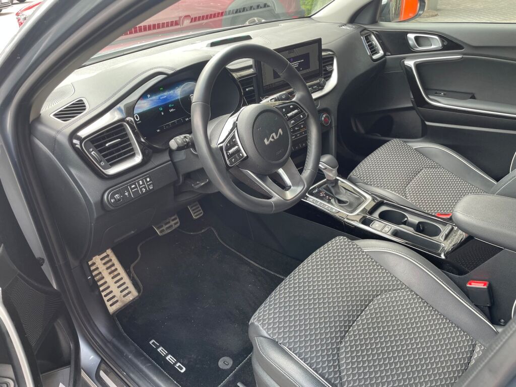 Kia Ceed 2023 1,6 GDI Plug-In Hybrid Business Premium SW DCT / Adapt. cruise / Vetokoukku / Navigointi / Webasto