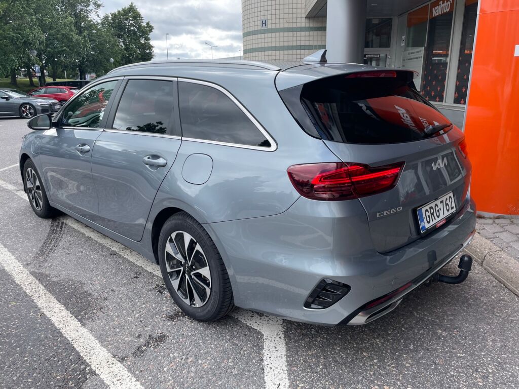 Kia Ceed 2023 1,6 GDI Plug-In Hybrid Business Premium SW DCT / Adapt. cruise / Vetokoukku / Navigointi / Webasto