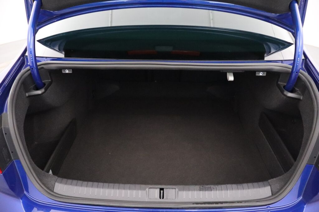 Volkswagen Passat 2021 Sedan R-Line 1,5 TSI EVO 110 kW DSG-automaatti / Facelift / Suomiauto / Webasto / Koukku / ACC / Matrix / Digimittari - RAHOITUS TÄHÄN AUTOON VAIN 3.99% - 