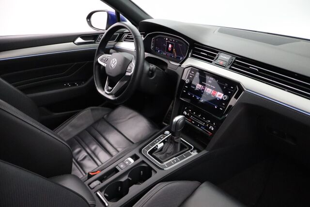 Volkswagen Passat 2021 Sedan R-Line 1,5 TSI EVO 110 kW DSG-automaatti / Facelift / Suomiauto / Webasto / Koukku / ACC / Matrix / Digimittari - RAHOITUS TÄHÄN AUTOON VAIN 3.99% - 