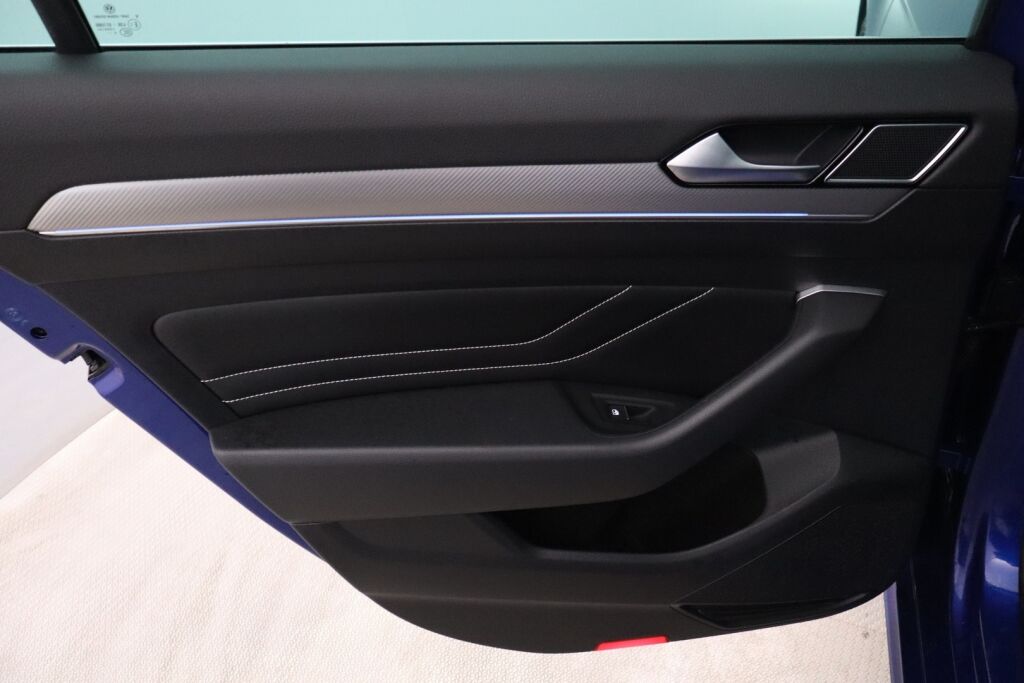 Volkswagen Passat 2021 Sedan R-Line 1,5 TSI EVO 110 kW DSG-automaatti / Facelift / Suomiauto / Webasto / Koukku / ACC / Matrix / Digimittari - RAHOITUS TÄHÄN AUTOON VAIN 3.99% - 