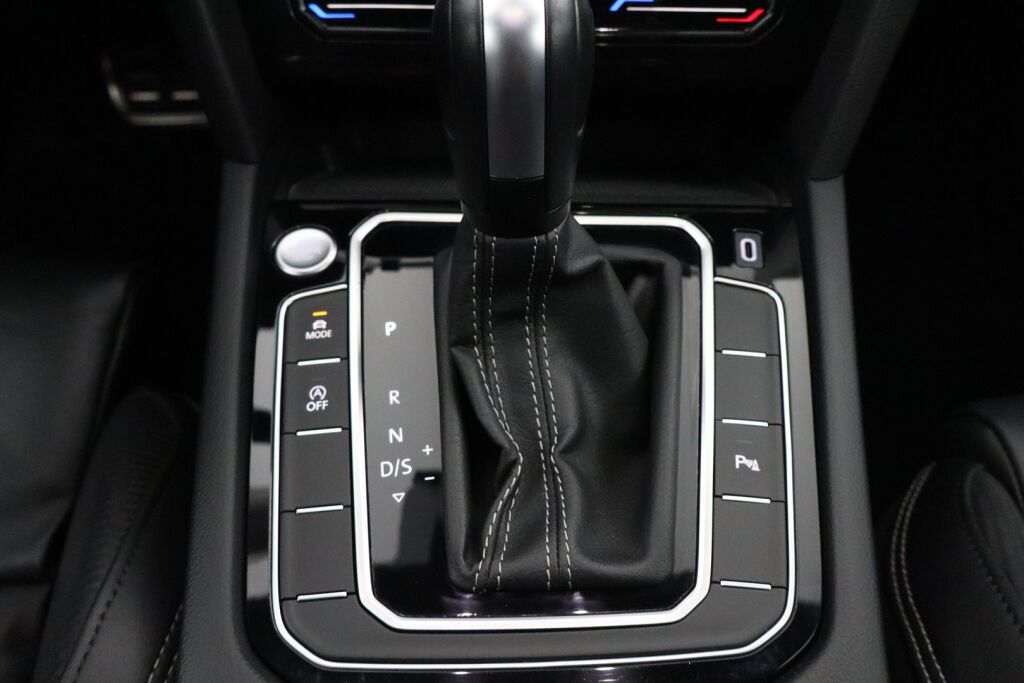 Volkswagen Passat 2021 Sedan R-Line 1,5 TSI EVO 110 kW DSG-automaatti / Facelift / Suomiauto / Webasto / Koukku / ACC / Matrix / Digimittari - RAHOITUS TÄHÄN AUTOON VAIN 3.99% - 