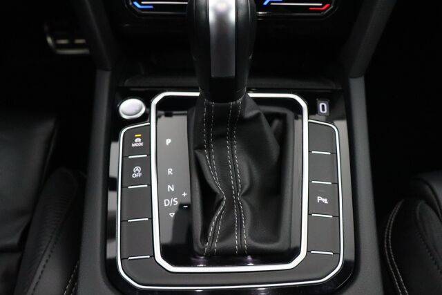 Volkswagen Passat 2021 Sedan R-Line 1,5 TSI EVO 110 kW DSG-automaatti / Facelift / Suomiauto / Webasto / Koukku / ACC / Matrix / Digimittari - RAHOITUS TÄHÄN AUTOON VAIN 3.99% - 