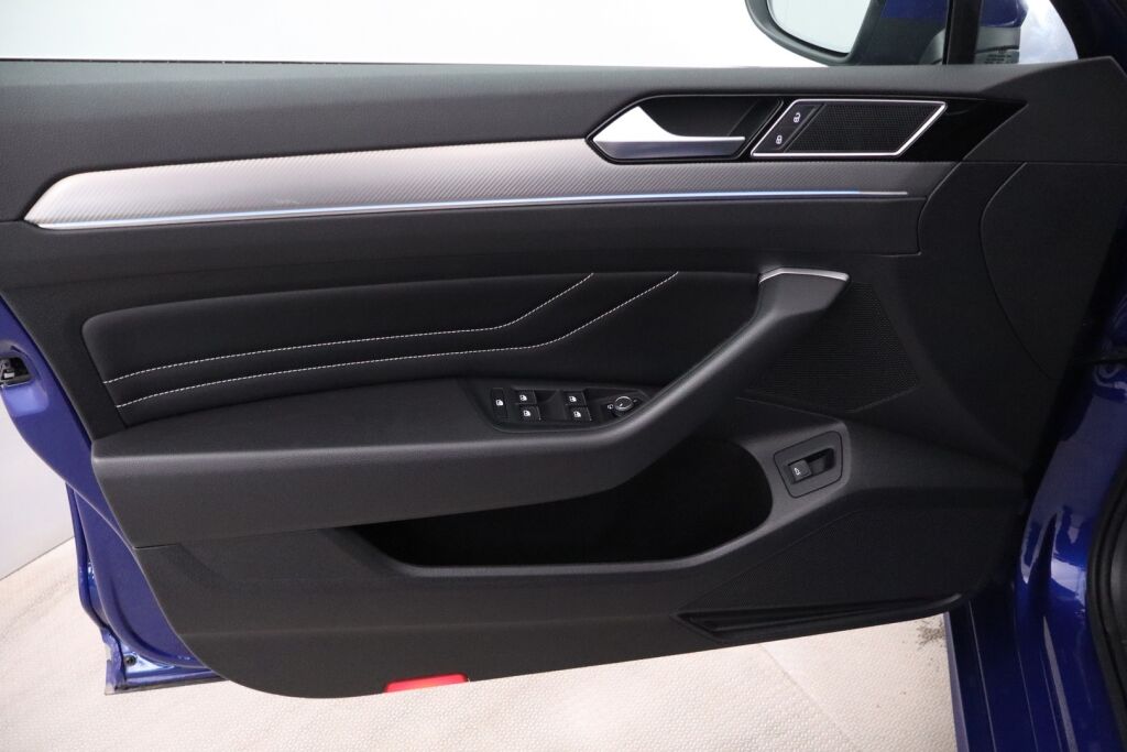 Volkswagen Passat 2021 Sedan R-Line 1,5 TSI EVO 110 kW DSG-automaatti / Facelift / Suomiauto / Webasto / Koukku / ACC / Matrix / Digimittari - RAHOITUS TÄHÄN AUTOON VAIN 3.99% - 