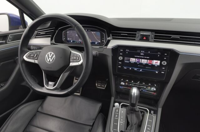Volkswagen Passat 2021 Sedan R-Line 1,5 TSI EVO 110 kW DSG-automaatti / Facelift / Suomiauto / Webasto / Koukku / ACC / Matrix / Digimittari - RAHOITUS TÄHÄN AUTOON VAIN 3.99% - 