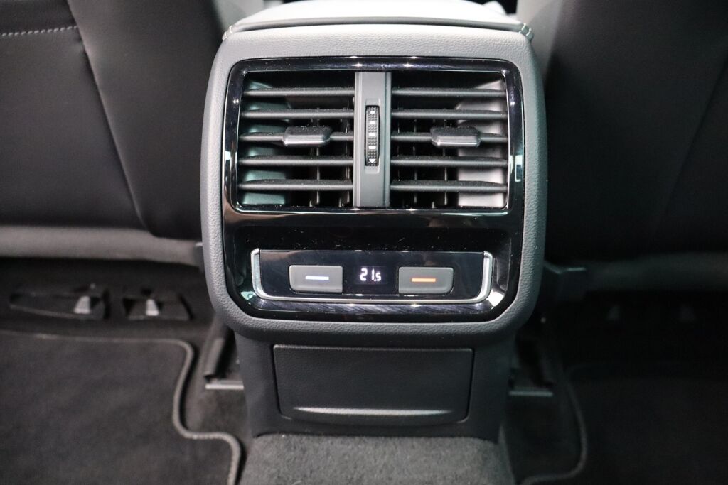 Volkswagen Passat 2021 Sedan R-Line 1,5 TSI EVO 110 kW DSG-automaatti / Facelift / Suomiauto / Webasto / Koukku / ACC / Matrix / Digimittari - RAHOITUS TÄHÄN AUTOON VAIN 3.99% - 
