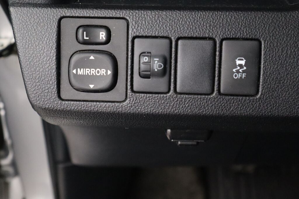 Toyota Verso-S 2013 1,33 Dual VVT-i Sol 5ov / Katsastettu 3/25 / Koukku / P.kamera / Lohko+sisä /