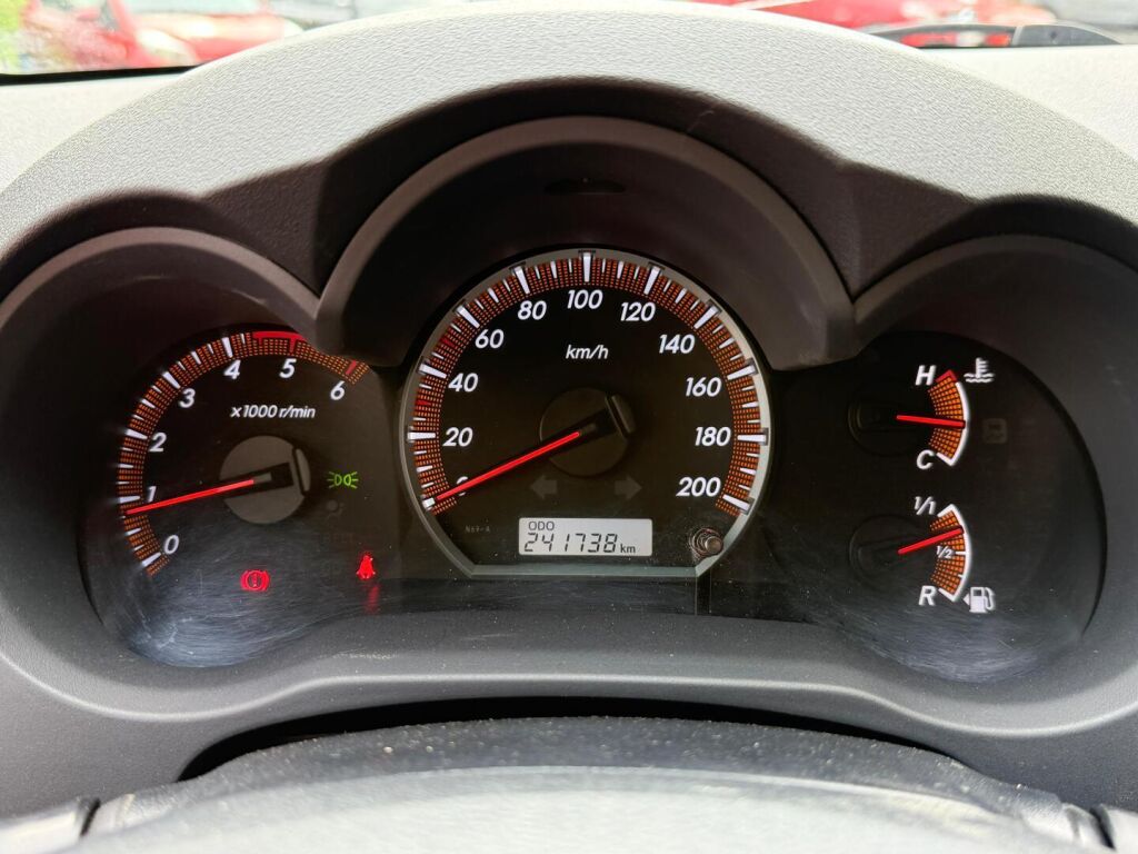 Toyota Hilux 2014 Extra Cab 2,5 D-4D 4WD 144 SR / Vetokoukku / Lohkolämmitin + sisäpistoke / Huoltokirja