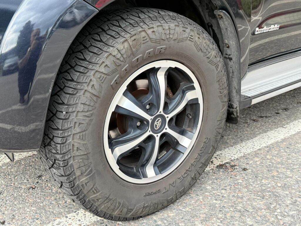 Toyota Hilux 2014 Extra Cab 2,5 D-4D 4WD 144 SR / Vetokoukku / Lohkolämmitin + sisäpistoke / Huoltokirja