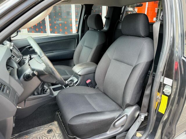 Toyota Hilux 2014 Extra Cab 2,5 D-4D 4WD 144 SR / Vetokoukku / Lohkolämmitin + sisäpistoke / Huoltokirja