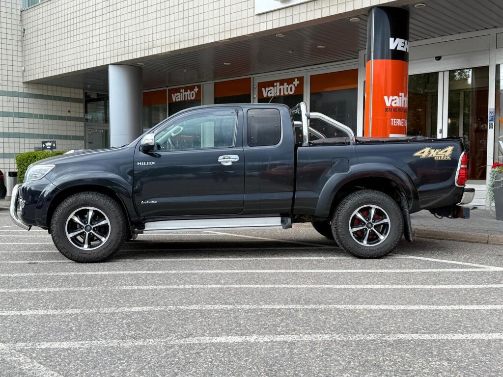 Toyota Hilux 2014 Extra Cab 2,5 D-4D 4WD 144 SR / Vetokoukku / Lohkolämmitin + sisäpistoke / Huoltokirja