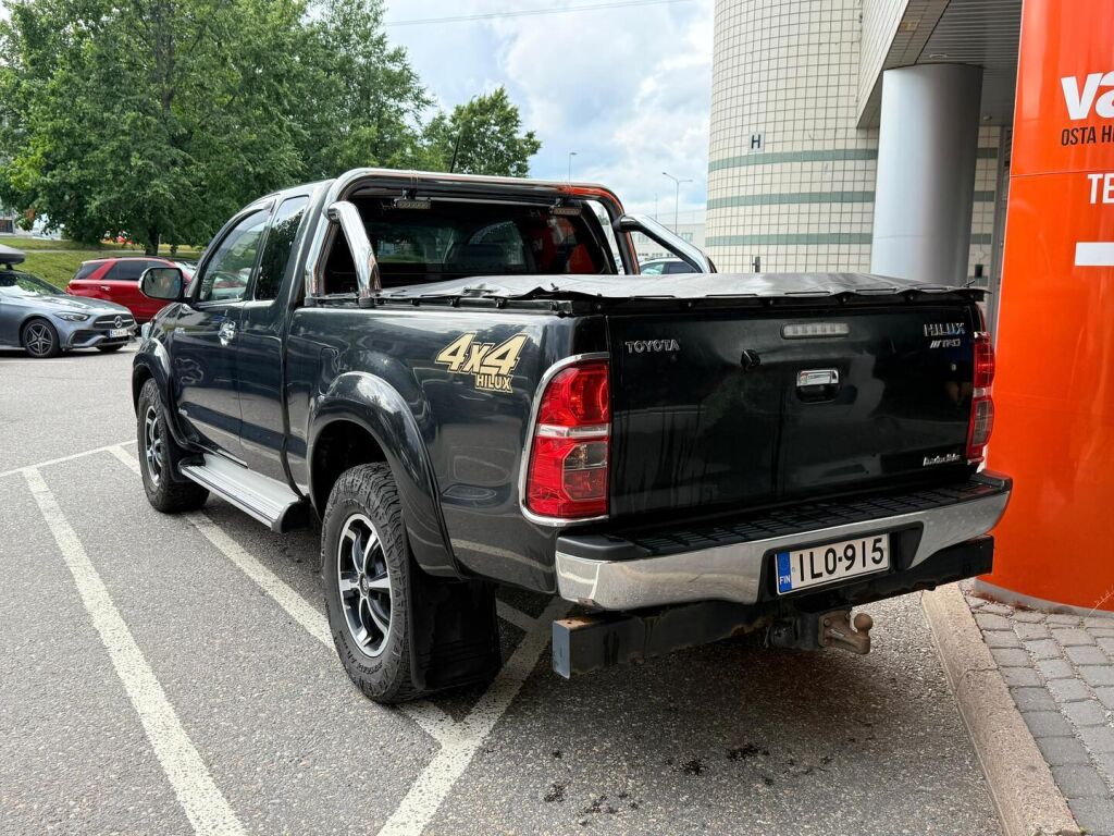 Toyota Hilux 2014 Extra Cab 2,5 D-4D 4WD 144 SR / Vetokoukku / Lohkolämmitin + sisäpistoke / Huoltokirja