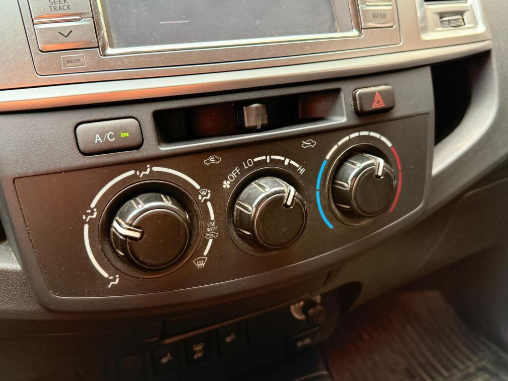 Toyota Hilux 2014 Extra Cab 2,5 D-4D 4WD 144 SR / Vetokoukku / Lohkolämmitin + sisäpistoke / Huoltokirja