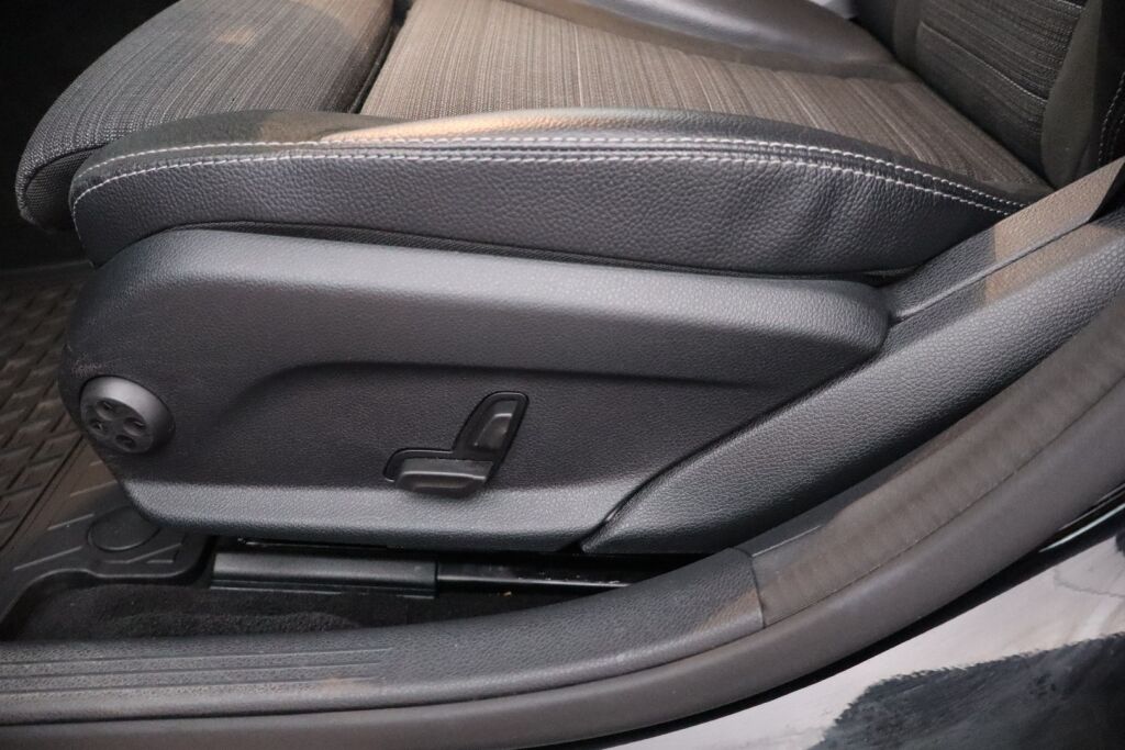 Mercedes-Benz C 2014 220 BlueTec A Premium Business / 1.omistaja! / LED ILS / Navi / Pysäköintitutkat / Lohko / - RAHOITUS TÄHÄN AUTOON VAIN 3.99% - 