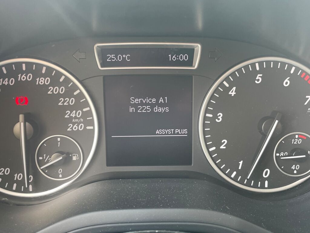 Mercedes-Benz B 2014 180 BE Premium Business / Bixenon / Peruutuskamera / Lohkolämmitin / Suomiauto