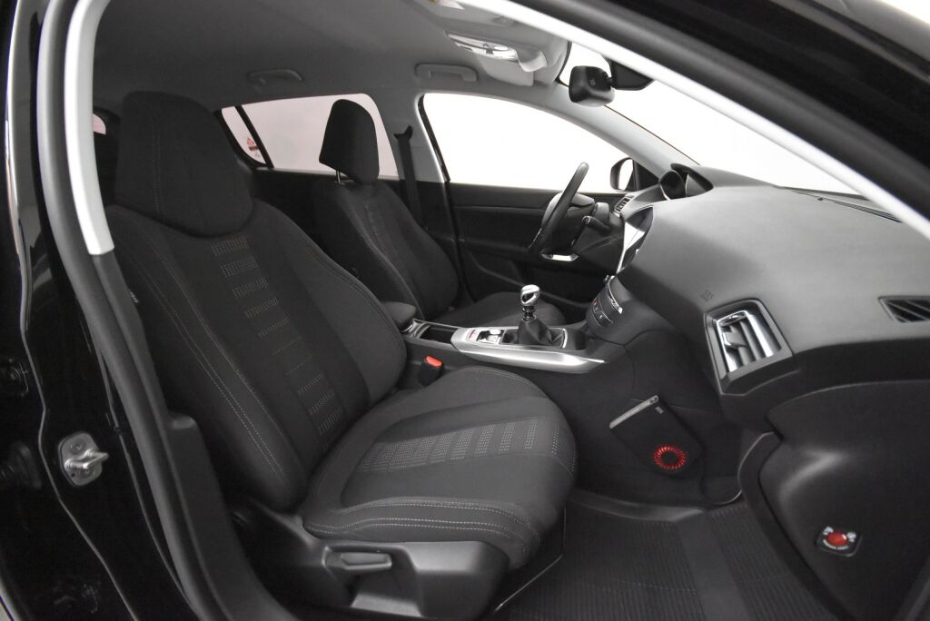 Peugeot 308 2016 Allure Edition PureTech 130 / Lohkolämmitin + sisäpistoke / Vakionopeudensäädin / Kahdet renkaat / Juuri huollettu