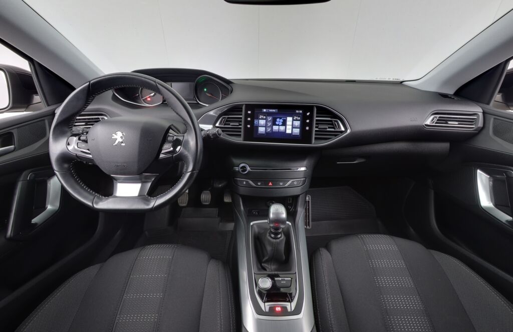Peugeot 308 2016 Allure Edition PureTech 130 / Lohkolämmitin + sisäpistoke / Vakionopeudensäädin / Kahdet renkaat / Juuri huollettu